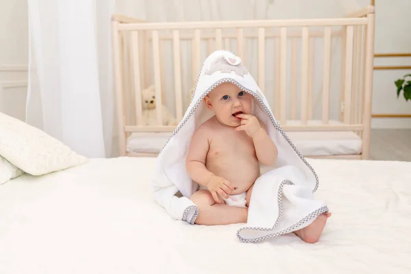 Αγοράκι Μηνών Που Κάθεται Λευκό Κρεβάτι Λευκή Πετσέτα Μετά Μπάνιο — Φωτογραφία Αρχείου