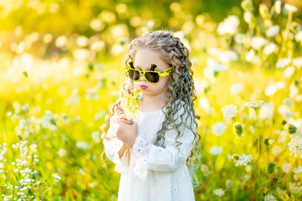 Красива Маленька Дівчинка Сонцезахисних Окулярах Влітку Жовтому Полі Квітами Дме — стокове фото