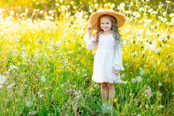 Fröhliche Schöne Mädchen Mit Strohhut Sommer Einem Gelben Feld Mit — Stockfoto