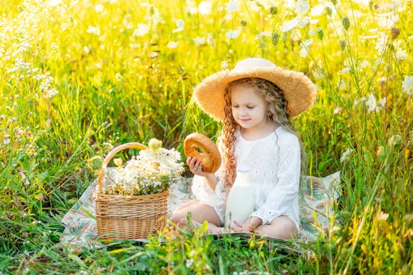 Красивая Маленькая Девочка Сидит Соломенной Шляпе Желтом Поле Дикими Цветами — стоковое фото