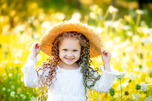 Glücklich Schönes Mädchen Einem Strohhut Sommer Einem Gelben Feld Mit — Stockfoto