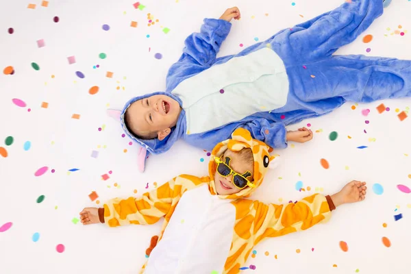 Två Lillebror Pojkar Ljusa Kostymer Vit Isolerad Bakgrund Med Konfetti — Stockfoto