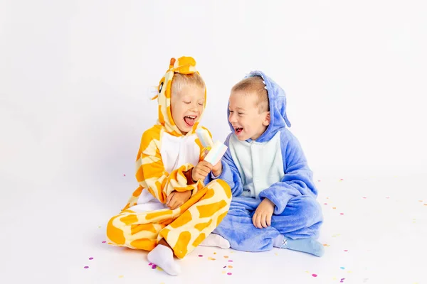 Dos Hermanos Pequeños Con Trajes Brillantes Sobre Fondo Blanco Aislado — Foto de Stock