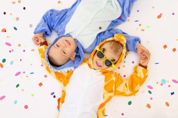 Dois Meninos Irmãos Trajes Brilhantes Fundo Isolado Branco Com Confete — Fotografia de Stock