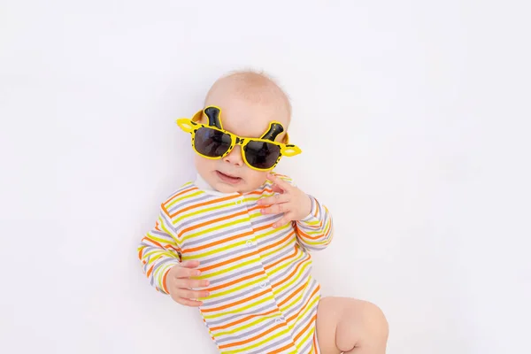Pequena Menina Sorridente Meses Idade Deitada Fundo Branco Isolado Óculos — Fotografia de Stock