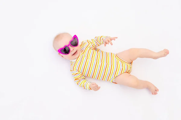 Pequena Menina Sorridente Meses Idade Deitada Fundo Branco Isolado Óculos — Fotografia de Stock