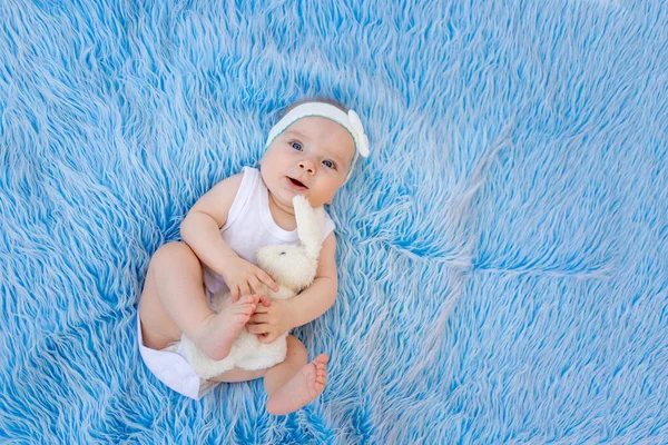 Niño Sonriente Traje Cuerpo Blanco Encuentra Sobre Fondo Piel Azul —  Fotos de Stock