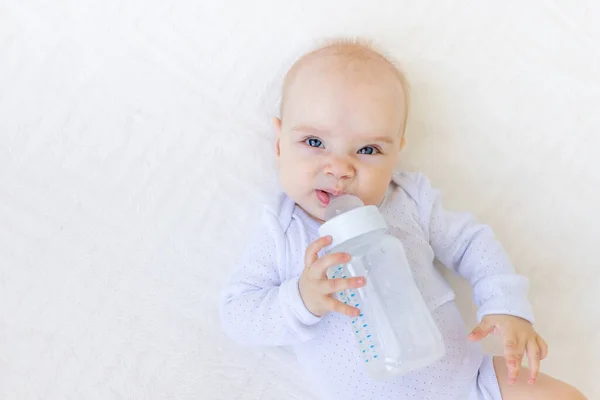 Retrato Una Niña Pequeña Meses Edad Traje Cuerpo Blanco Acostada —  Fotos de Stock