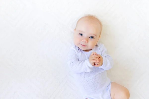 Retrato Una Niña Pequeña Meses Edad Traje Cuerpo Blanco Acostada — Foto de Stock