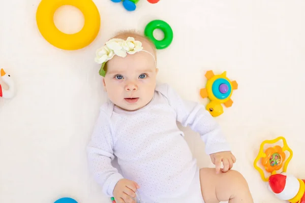 Retrato Una Niña Pequeña Meses Acostada Boca Arriba Sobre Una — Foto de Stock