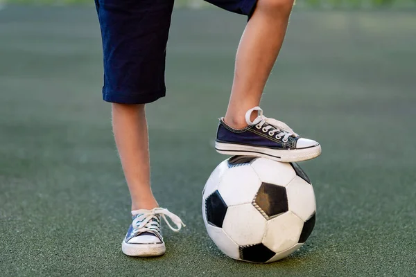 Pés Menino Com Uma Bola Futebol Gramado Verde Campo Futebol — Fotografia de Stock