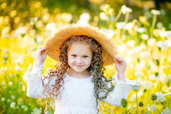 Alegre Hermosa Chica Sombrero Paja Verano Campo Amarillo Con Flores —  Fotos de Stock