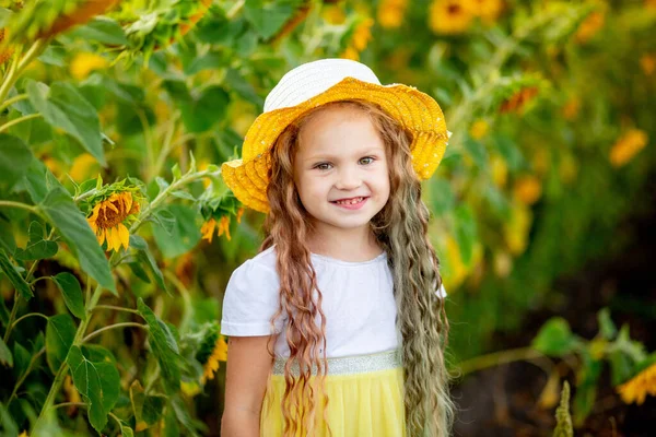 Kleines Glückliches Mädchen Auf Einem Feld Mit Sonnenblumen Sommer — Stockfoto