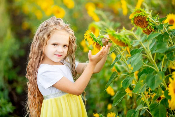 Ένα Μικρό Όμορφο Κορίτσι Κρατά Ένα Ηλιοτρόπιο Ένα Χωράφι Καλοκαίρι — Φωτογραφία Αρχείου