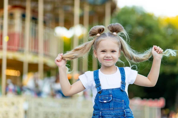 Boldog Kislány Szórakozás Egy Vidámparkban Boldog Gyermekkor — Stock Fotó