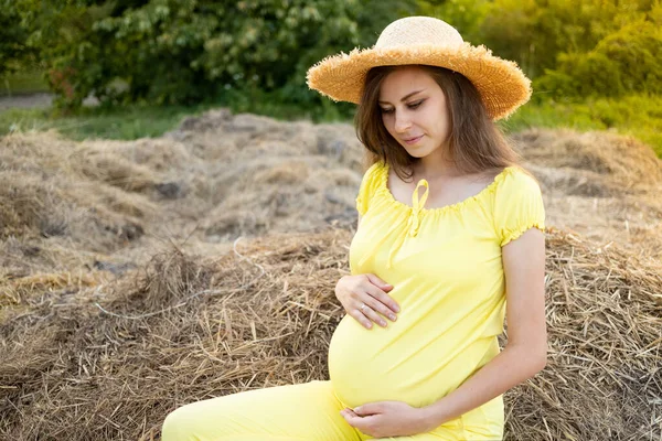 Pregnant Woman Dark Clothes Hat Sits Field Straw Summer — Stock Photo, Image