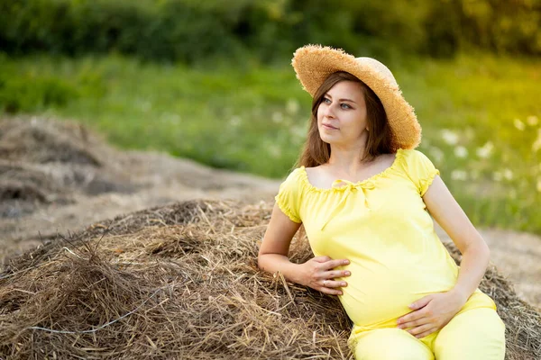 Pregnant Woman Dark Clothes Hat Sits Field Straw Summer — Stock Photo, Image