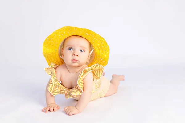 笑顔の赤ちゃんの女の子6ヶ月で水着と太陽の帽子白い隔離された背景に横たわって テキストのためのスペース — ストック写真