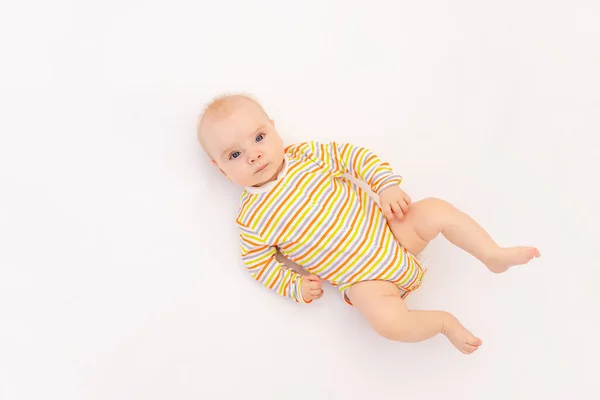 Sorrindo Bebê Menina Meses Idade Deitado Fundo Isolado Branco Bodysuit — Fotografia de Stock