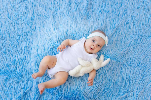 Uma Criança Sorridente Bodysuit Branco Está Fundo Pele Azul Com — Fotografia de Stock