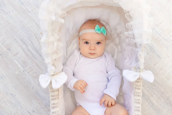 Een Kleine Baby Meisje Maanden Oud Een Wit Bodysuit Ligt — Stockfoto