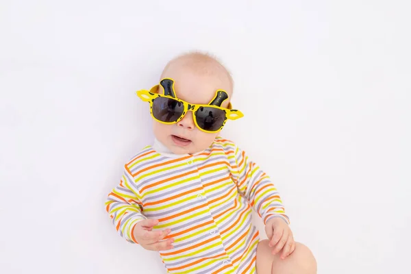 Pequena Menina Sorridente Meses Idade Deitada Fundo Branco Isolado Óculos — Fotografia de Stock