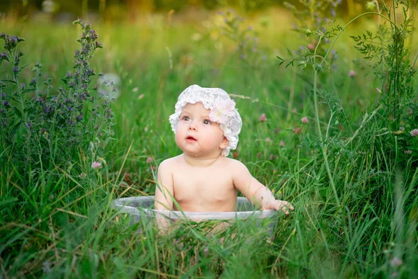 Baby Girl Months Old Bathes Basin Grass Summer — Stock Photo, Image