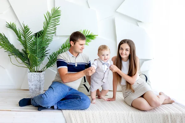 Ung Mamma Och Pappa Håller Ett Barn Föräldrar Med Ett — Stockfoto