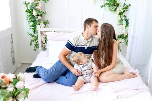 Giovane Mamma Papà Che Baciano Bambino Guarda Genitori Con Figlio — Foto Stock