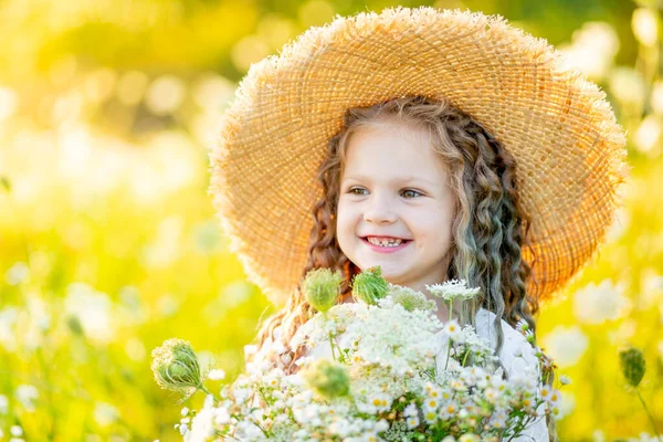 Schöne Kleine Mädchen Einem Weißen Kleid Sommer Einem Gelben Feld — Stockfoto