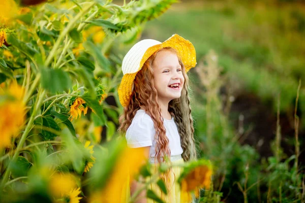 Kleines Glückliches Mädchen Auf Einem Feld Mit Sonnenblumen Sommer — Stockfoto