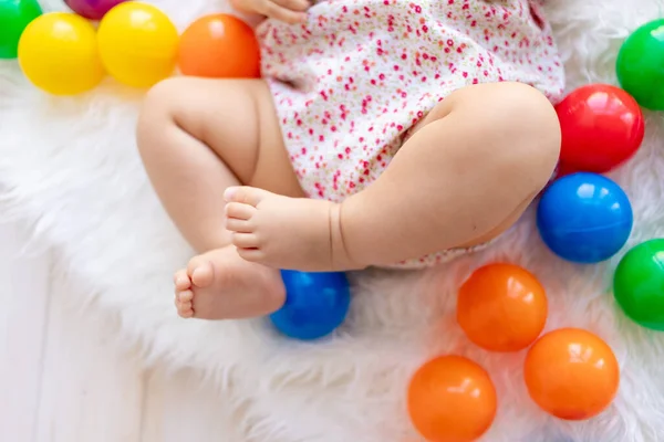 Pies Del Bebé Suelo Blanco Con Juguetes —  Fotos de Stock