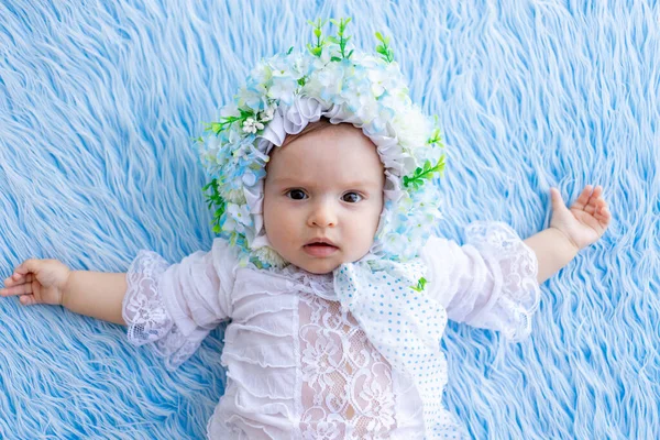 Vacker Liten Flicka Ligger Blå Fluffig Matta Hatt Blommor Och — Stockfoto