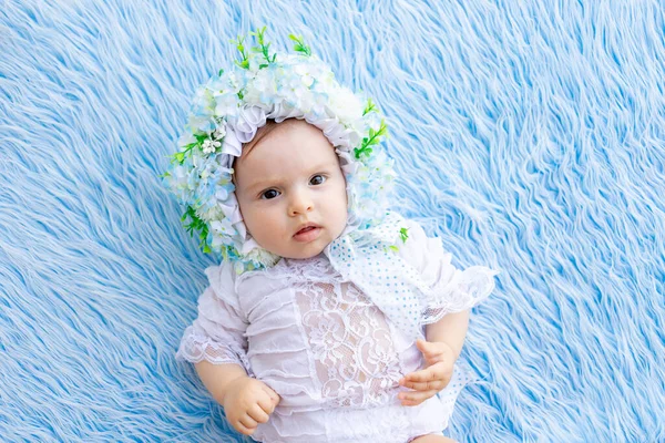 Une Belle Petite Fille Trouve Sur Tapis Moelleux Bleu Dans — Photo
