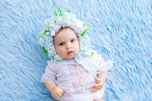 Vacker Liten Flicka Ligger Blå Fluffig Matta Hatt Blommor Och — Stockfoto