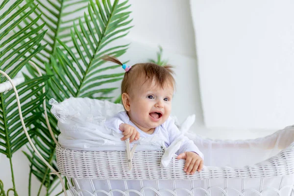 Bambina Scontenta Seduta Passeggino Bianco Casa — Foto Stock