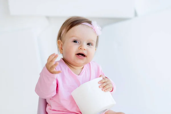 Een Klein Meisje Zit Een Potje Roze Kleren Een Lichte — Stockfoto