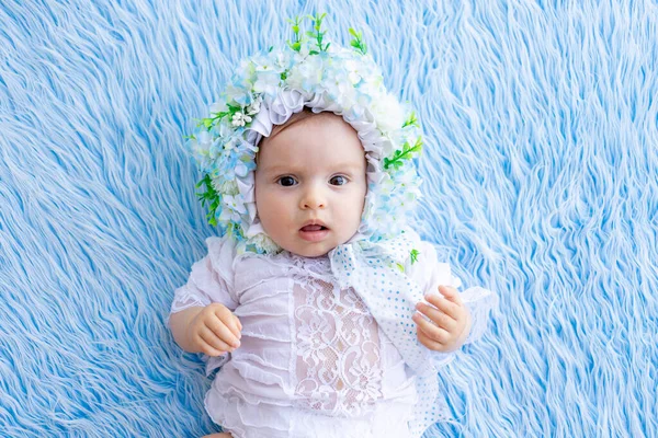 Uma Menina Bonita Encontra Tapete Macio Azul Chapéu Feito Flores — Fotografia de Stock