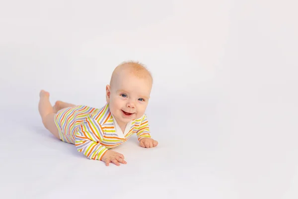 Pequena Menina Sorridente Meses Idade Encontra Fundo Branco Isolado Bodysuit — Fotografia de Stock