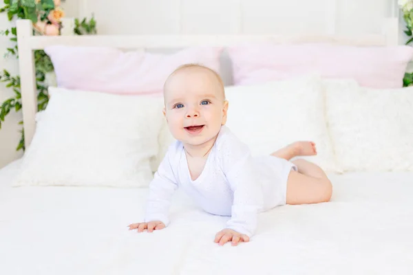 Niña Feliz Meses Edad Traje Cuerpo Blanco Acostado Sobre Estómago —  Fotos de Stock