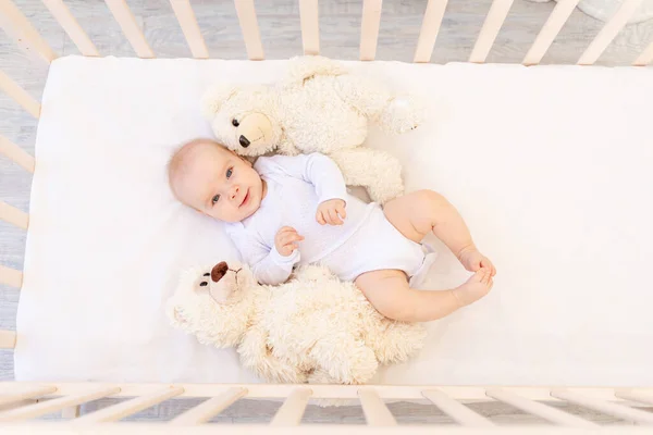 Uma Menina Pequena Meses Idade Bodysuit Branco Está Deitado Costas — Fotografia de Stock