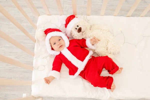 Photo Noël Bébé Costume Père Noël Couché Dans Berceau Maison — Photo