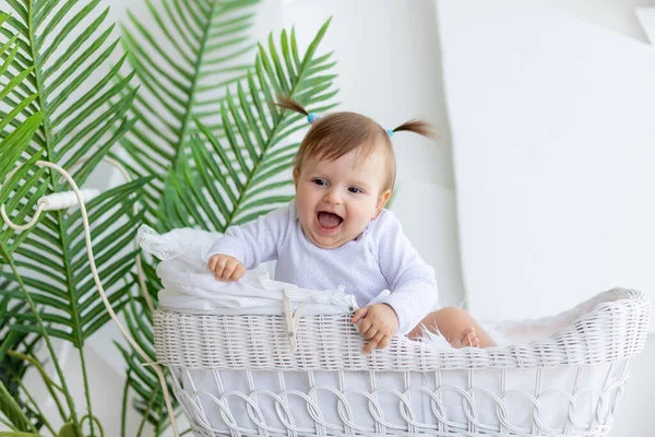 Felice Bambina Seduta Bellissimo Passeggino Con Body Bianco Casa — Foto Stock