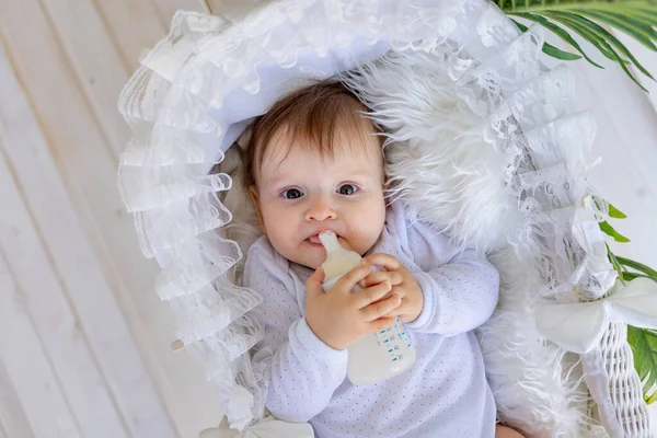 Una Piccola Bambina Trova Una Bella Culla Body Bianco Casa — Foto Stock