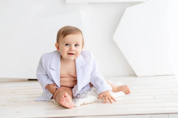 Beyaz Ceketli Altı Aylık Küçük Şişman Bir Bebek Altında Bebek — Stok fotoğraf