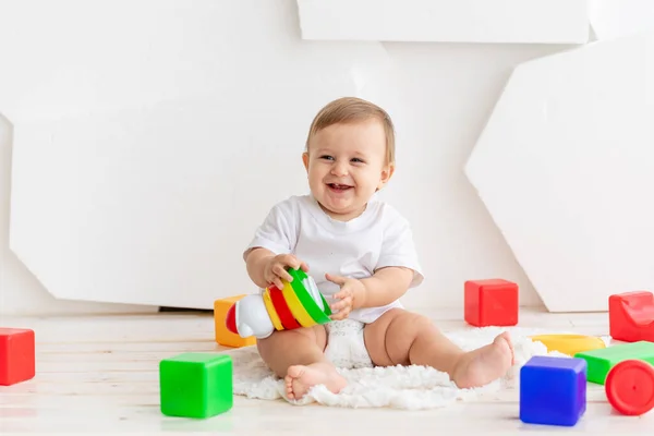 Bebê Pequeno Feliz Seis Meses Idade Uma Camiseta Branca Fraldas — Fotografia de Stock