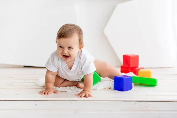Aylık Beyaz Tişörtlü Bez Bezli Mutlu Bir Bebek Parlak Renkli — Stok fotoğraf