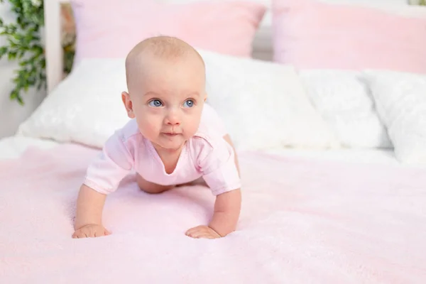 Klein Baby Meisje Maanden Oud Kruipen Een Roze Wit Bed — Stockfoto