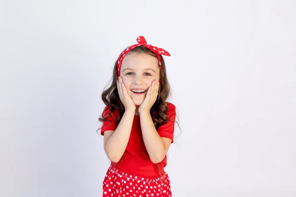 Ένα Χαριτωμένο Κοριτσάκι Ένα Κόκκινο Φόρεμα Ένα Λευκό Απομονωμένο Φόντο — Φωτογραφία Αρχείου