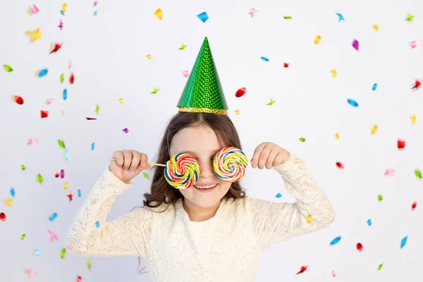 Menina Bonito Com Dois Grandes Pirulitos Seus Olhos Chapéu Festivo — Fotografia de Stock